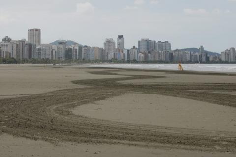 Vista geral da praia vazia