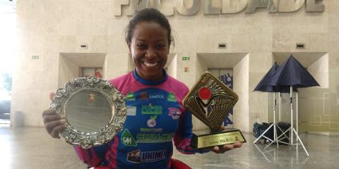 atleta mostra os troféus #pracegover