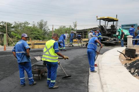 máquinas e homens atuam na obra #pracegover