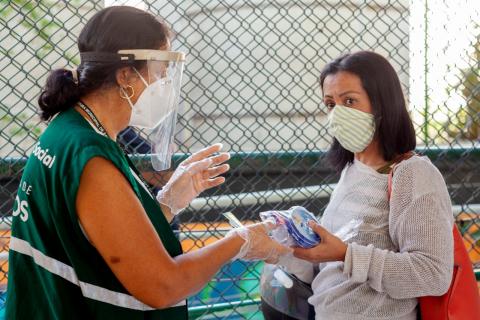 mulher recebe kit de higiene  #paratodosverem