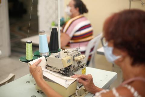 aluna na máquina de costura #paratodosverem 