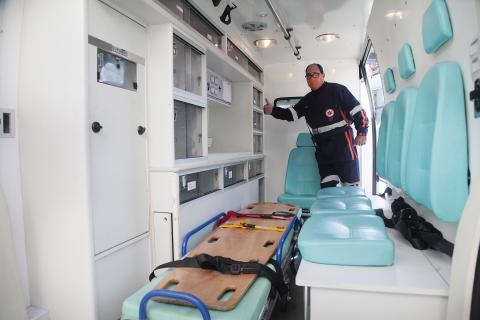 homem dentro da ambulância #paratodosverem 