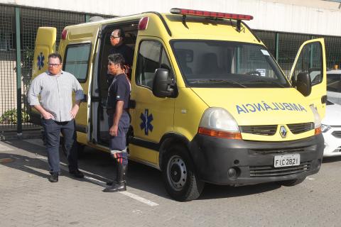 3 homens ao lado da ambulância com portas abertas #paratodosverem 