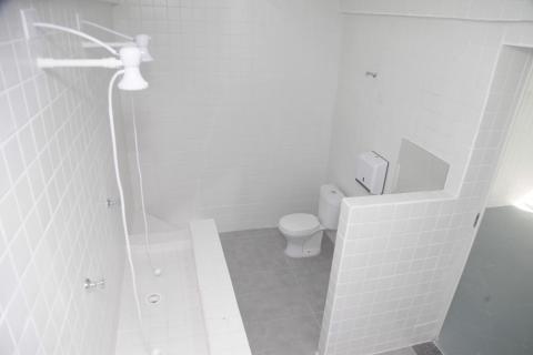 banheiro com chuveiro e privada instalados #paratodosverem 