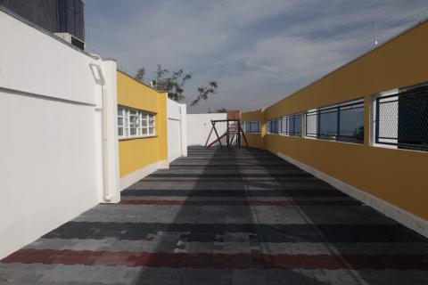 corredor externo com playground ao fundo #paratodosverem 