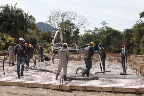 operários atuam em tablado pronto #paratodosverem 