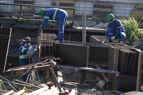 operários aturam em estrutura da obra #paratodosverem 