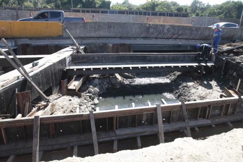 trecho do pontilhão em obras protegido por madeiras #paratodosverem