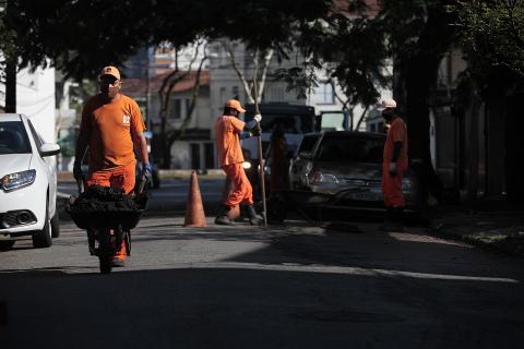equipe de operários atua limpando e retirando os resíduos #paratodosverem 