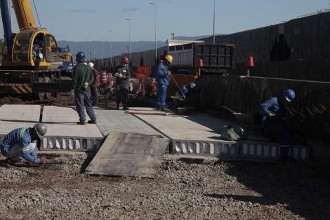 operários caminhando sobre as lajes ainda não colocadas #paratodosverem