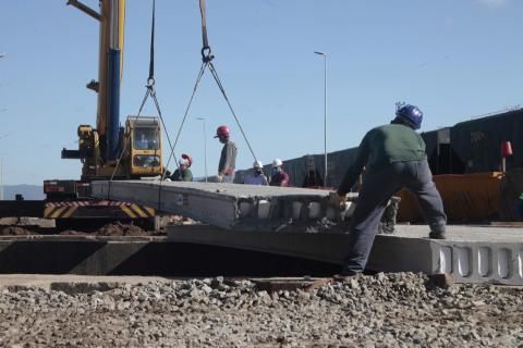 guindaste ergue peça sobre a ponte #paratodosverem 