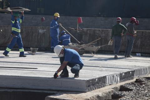 operário trabalha sobre laje #paratodosverem