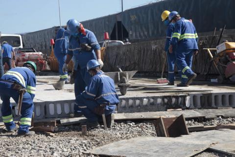 operários mexem em laje #paratodosverem