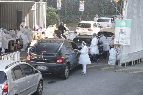 carros em fila para testagem #paratodosverem