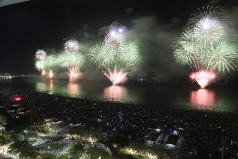 fogos estourando das balsas do mar em visão aérea #pracegover