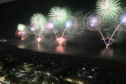 fogos estourando das balsas do mar em visão aérea #pracegover