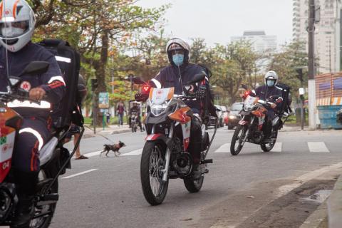 Ambulâncias percorrendo rua. #Paratodosverem