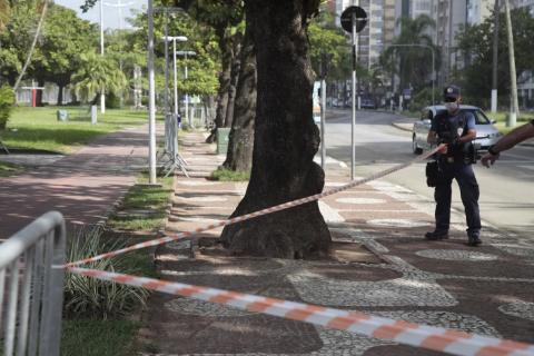 Guarda municipal prende ficha zebrada em gradil. #Paratodosverem 