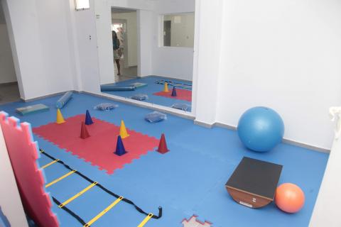 uma das salas da escola com materiais para exercício #pracegover 