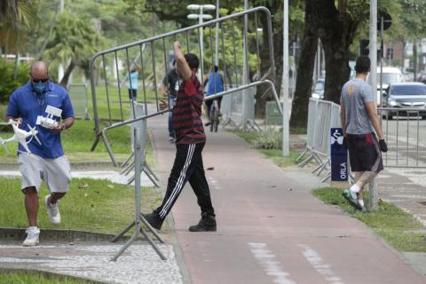 Homem carrega gradil passando pela ciclovia. #Paratodosverem