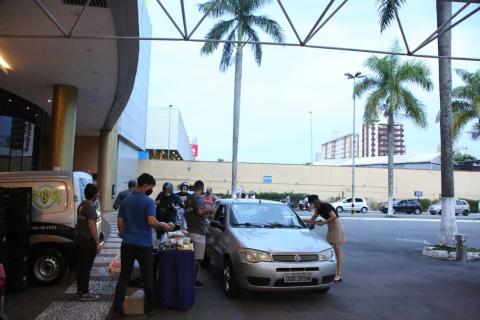 Fila de veículos na área externa do Mendes Convention. #pracegover