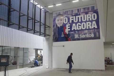 trecho da escola com cartaz que diz o futuro é agora #pracegover