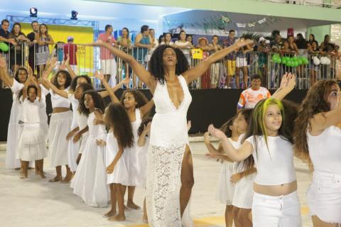 Crianças passistas da Império da Vila. #Paratodosverem