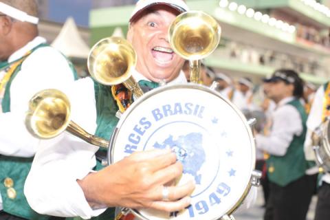 Músico da bateria da escola Brasil. #Paratodosverem
