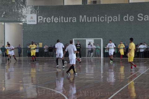 Jogo de futsal na nova quadra. #Pracegover