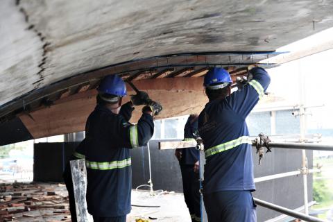 Operários trabalham na base do viaduto #paratodosverem 