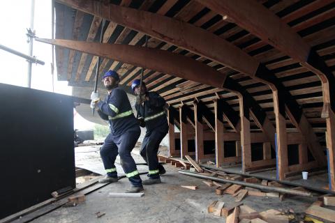 Operários trabalham na base do viaduto #paratodosverem 