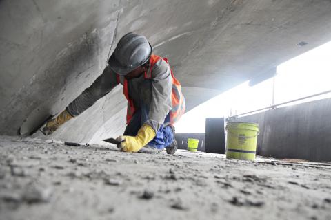 operário lixa parede do viaduto #paratodosverem 