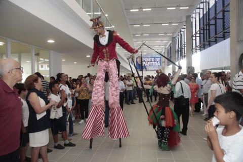 homem com perna de pau se apresenta na inauguração #pracegover