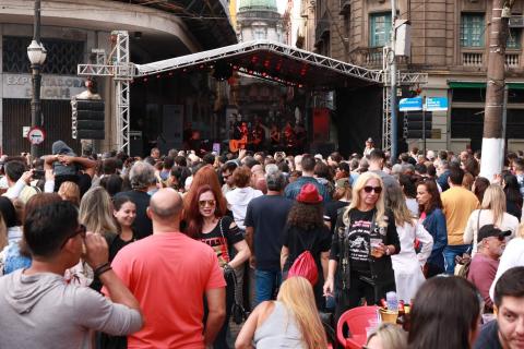 Grande público acompanha show em palco montado na rua. #Pracegover