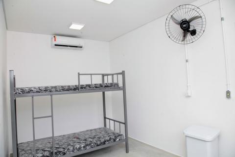 dormitório com beliche, ar-condicionado e ventilador. #Paratodosverem