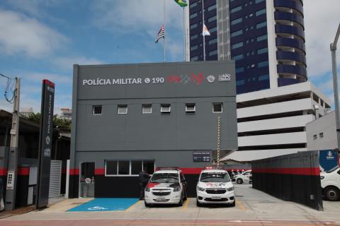 fachada da nova base, em foto horizontal, com dois carros estacionados à frente. Ao fundo se vê um prédio alto. #Paratodosverem