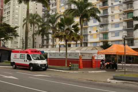 Ambulância e motos estacionadas ao lado da base. #pracegover