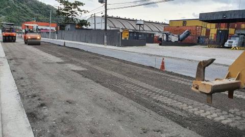 Trecho de via ainda recoberto por areia ou terra, sendo preparado para a  nova pavimentação. #Paratodosverem