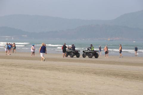Guardas em quadriciclos na faixa de areia. #Paratodosverem