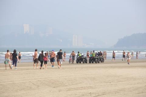 Guardas em quadriciclos orientam banhistas na faixa de areia. #Paratodosverem