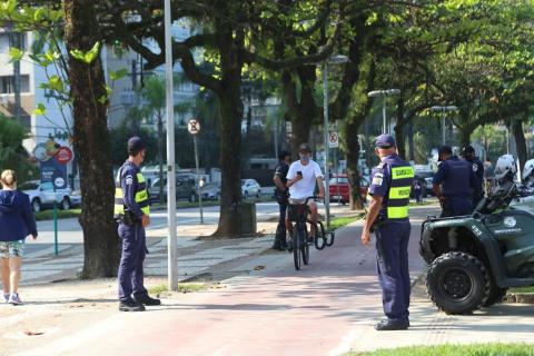 Guardas junto à ciclovia da orla. #Paratodosverem