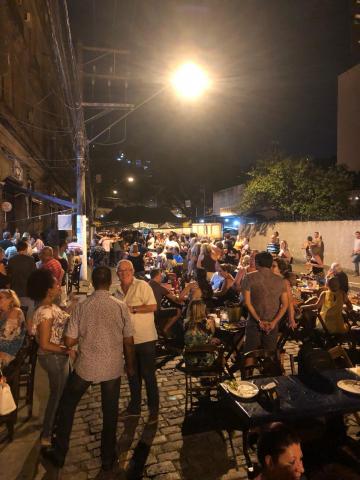 Movimento de pessoas à noite na Bodega da XV. #Pracegover