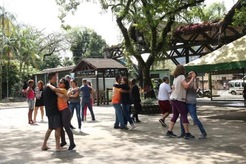 Casais danças forro em área livre de parque. #Pracegover