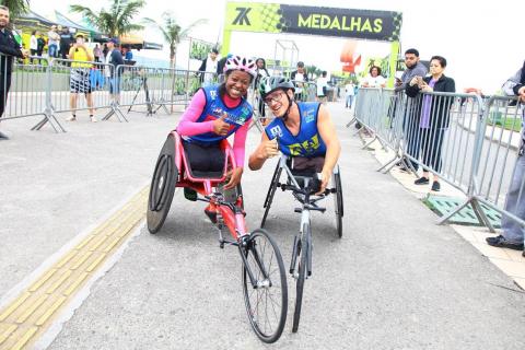 Ivanilda Pereira e David Macedo sobre as cadeiras de rodas comemoram o título. #Pracegover