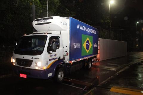 Caminhão na entrada da Arena Santos. #Paratodosverem