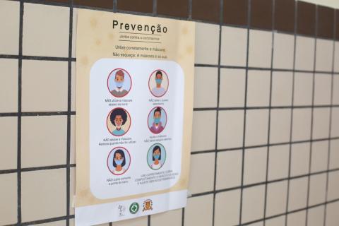 Cartaz fixado em parede com orientações para o uso de máscara. #Paratodosverem