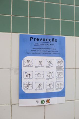 cartaz fixado em parede com instruções para a lavagem de mãos. #paratodosverem