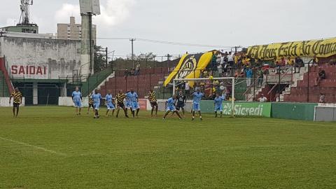 jogadores estão na área para escanteio #pracegover 