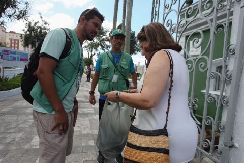 Agentes orientaram visitantes sobre riscos de focos do mosquito da dengue. #pracegover