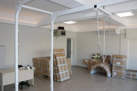 Sala com equipamentos e material encaixotado. #Paratodosverem